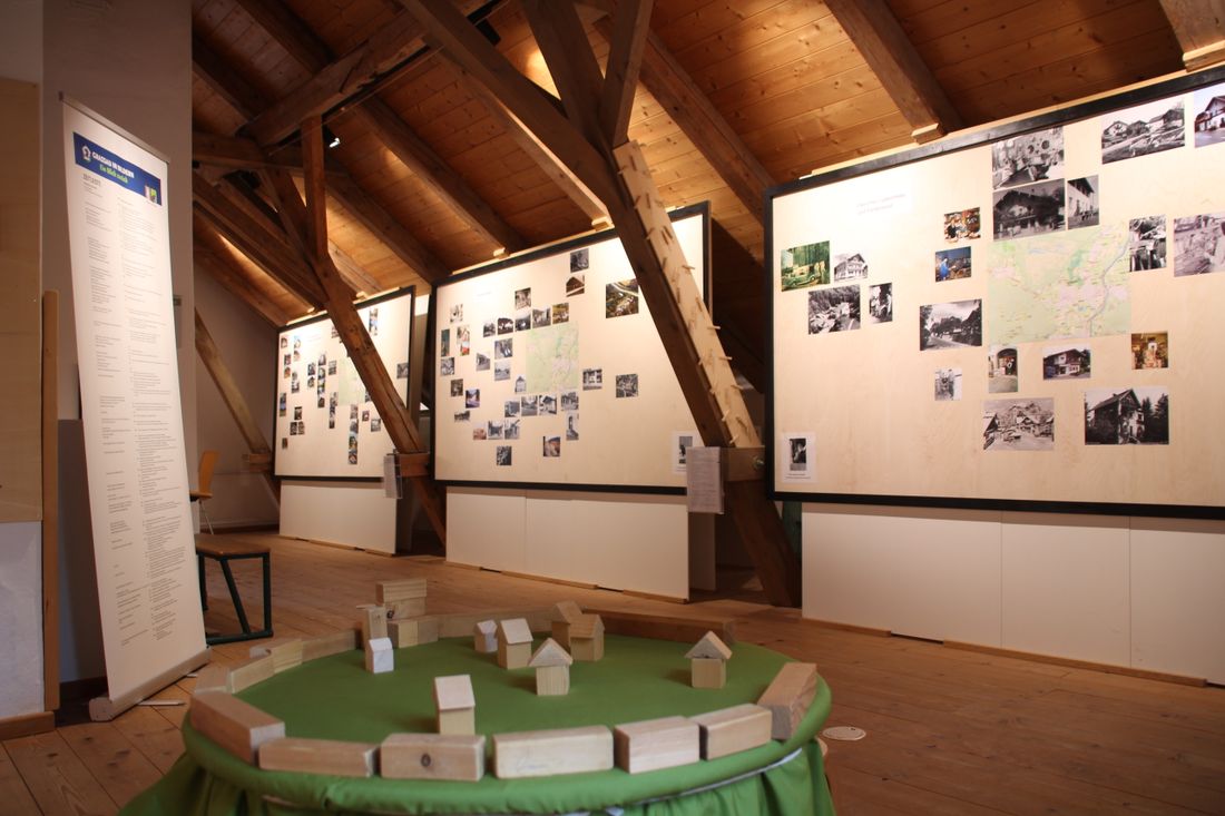 Drei Tafeln mit Fotos, eine Zeitleiste und ein Tisch mit Bauklötzen